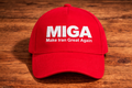 MIGA Keps Röd & Vit